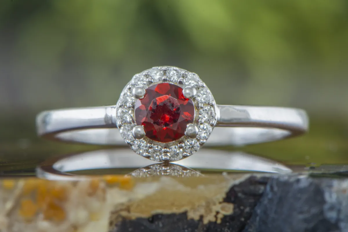 Сребърен пръстен с Червен Гранат